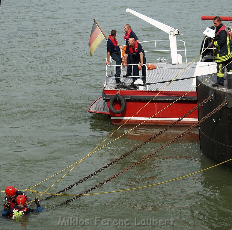 Uebung BF Koeln und DRLG Person im Rhein bei Koeln P564.JPG